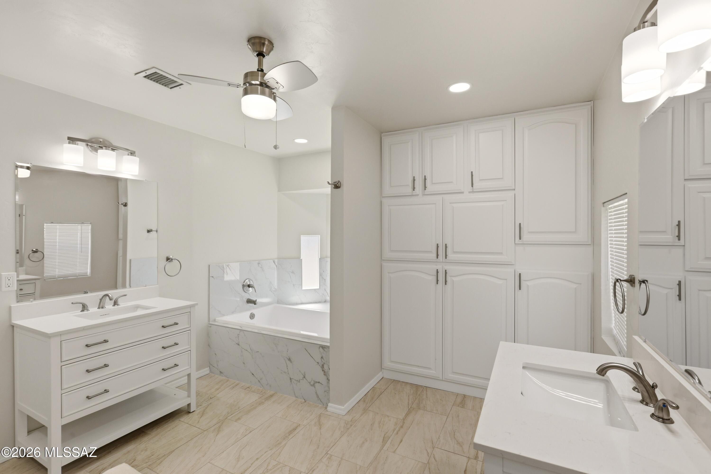 2111 South Miramonte Stravenue Tucson, AZ 85713 - Photo 17 of 34 15. Primary Bathroom 1