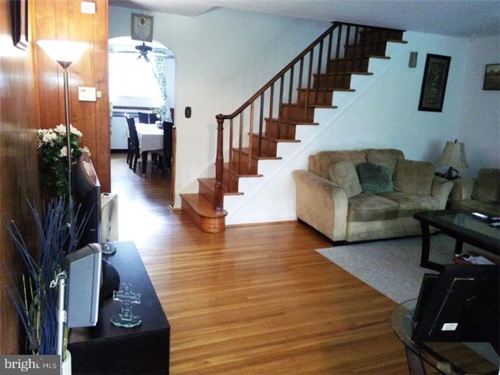 345 Hampden Road Upper Darby, PA 19082 - Photo 3 of 14 Living Room