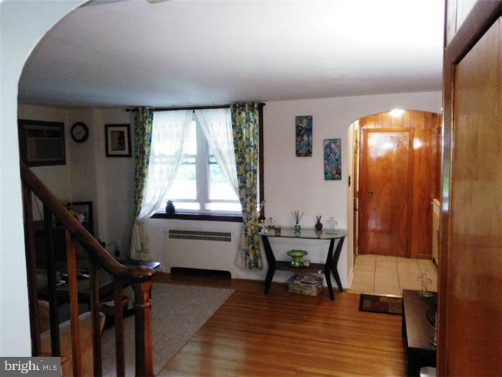 345 Hampden Road Upper Darby, PA 19082 - Photo 4 of 14 Living Room