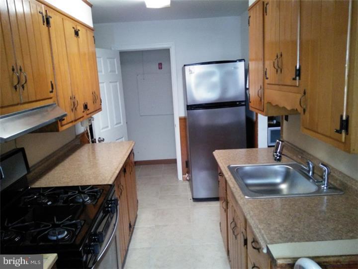 345 Hampden Road Upper Darby, PA 19082 - Photo 5 of 14 Kitchen