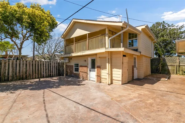 $1,400 | 2507 37th Street, Unit B, Galveston, TX 77550