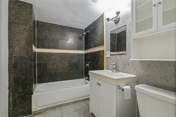 $1,400 | 2507 37th Street, Unit B, Galveston, TX 77550