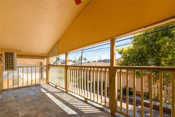 $1,400 | 2507 37th Street, Unit B, Galveston, TX 77550