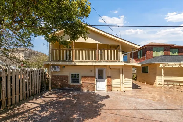 $1,400 | 2507 37th Street, Unit B, Galveston, TX 77550