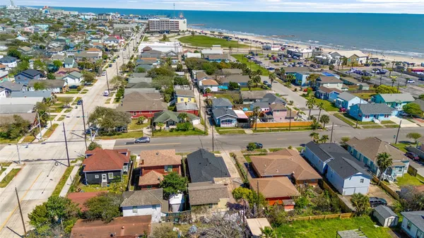 $1,400 | 2507 37th Street, Unit B, Galveston, TX 77550