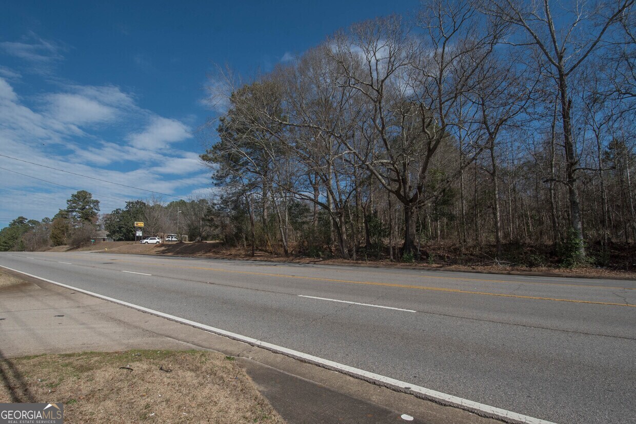 828 New Franklin Road LaGrange, GA 30241 - Photo 4 of 7 a view of a house with a yard and a street