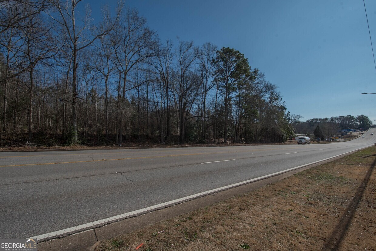 828 New Franklin Road LaGrange, GA 30241 - Photo 5 of 7 a view of a yard