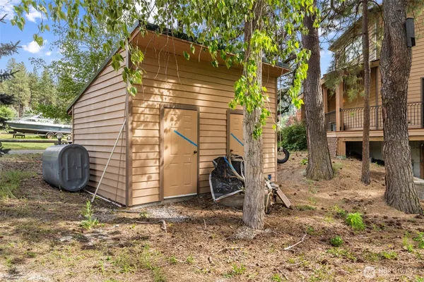 a view of a house with backyard