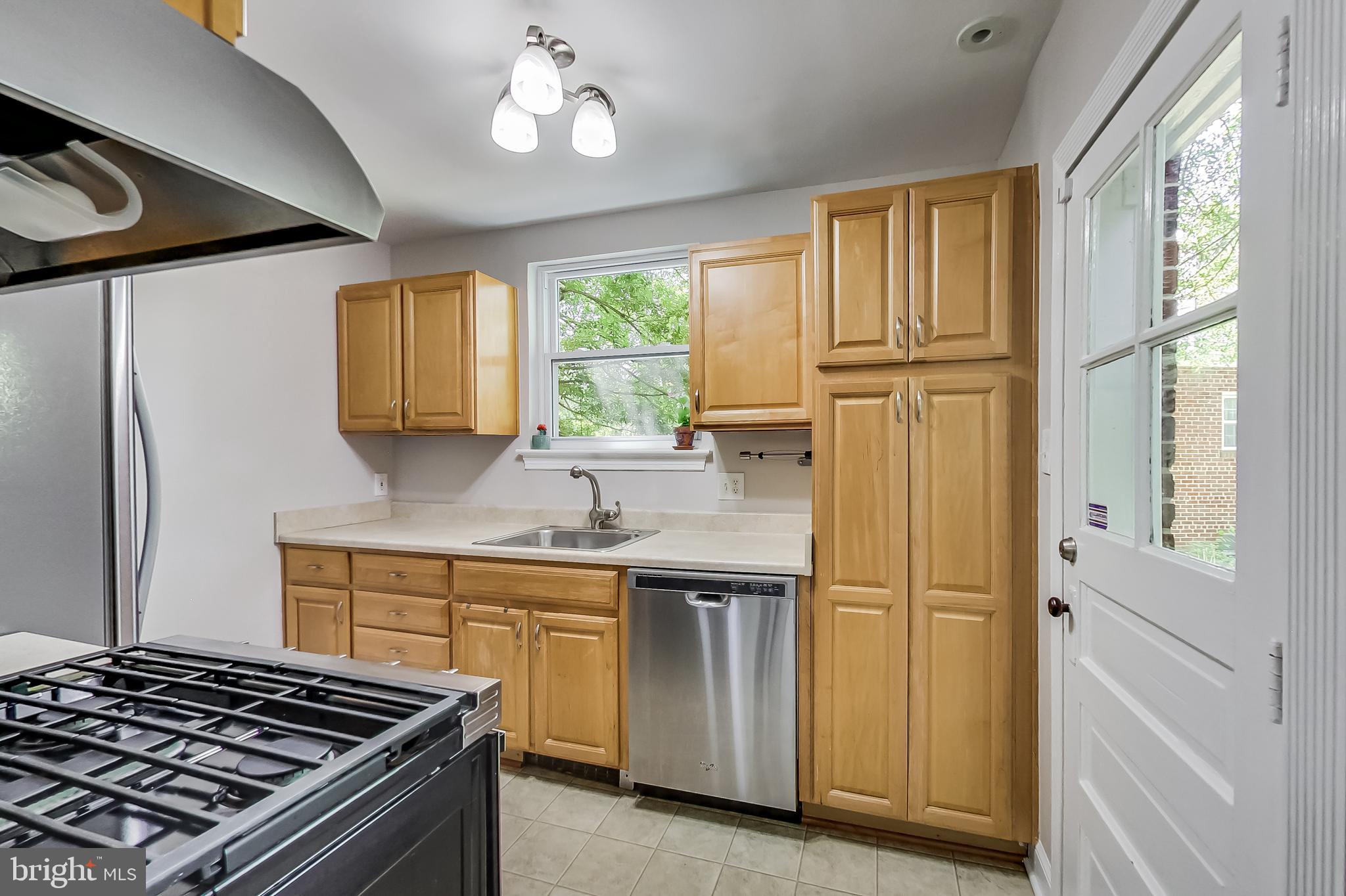 9 Lauer Terrace Silver Spring, MD 20901 - Photo 12 of 41 Kitchen