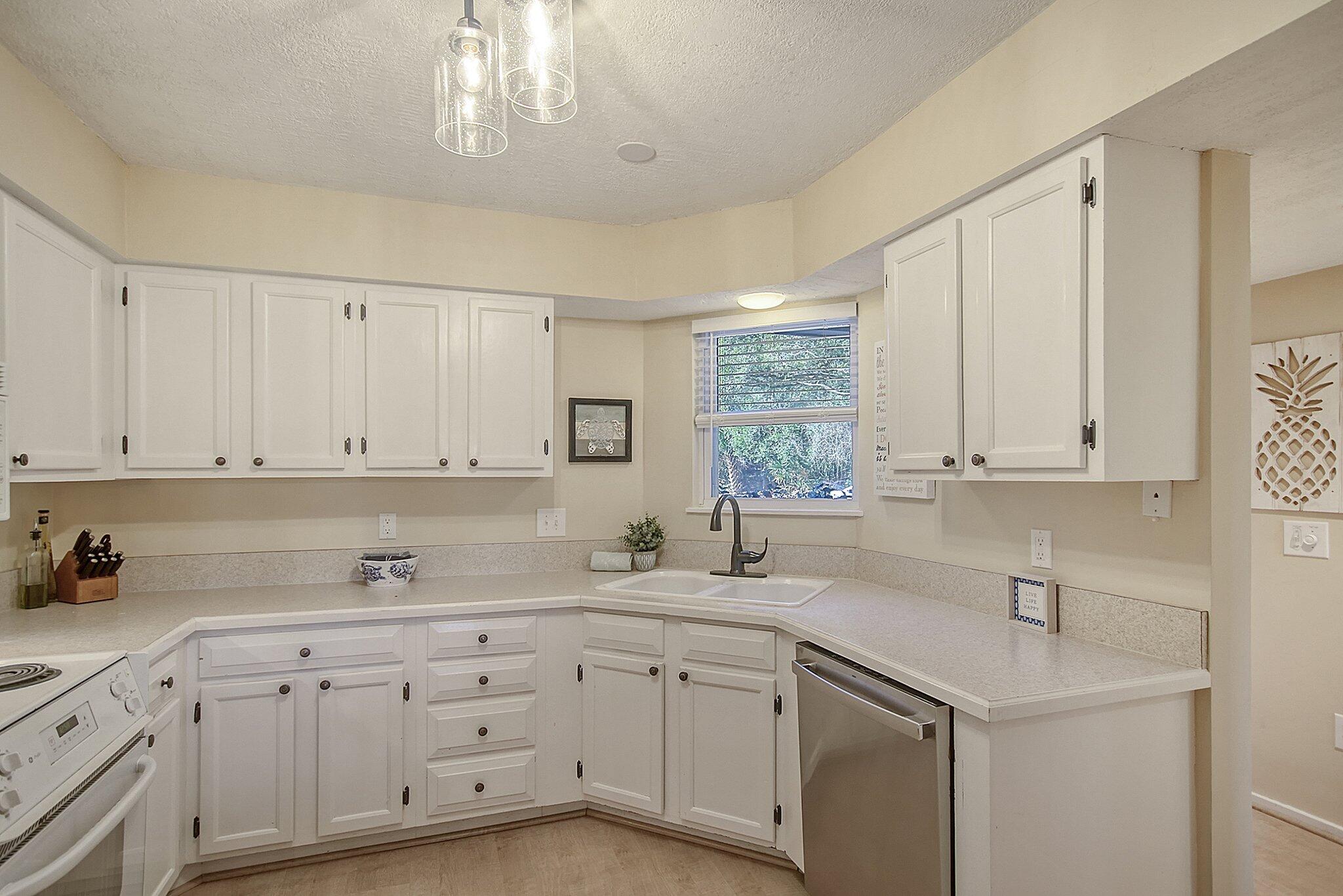 444 Double Eagle Trace Seabrook Island, SC 29455 - Photo 11 of 51 Kitchen
