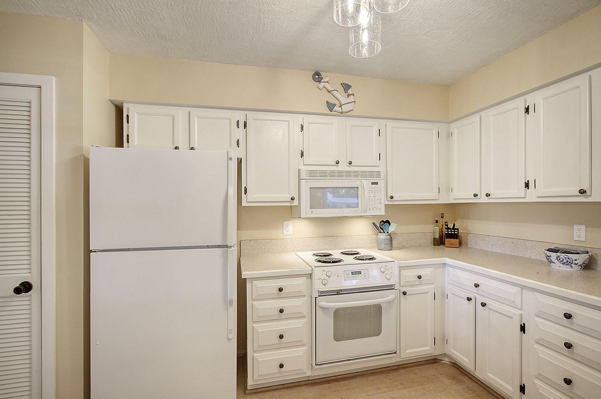 444 Double Eagle Trace Seabrook Island, SC 29455 - Photo 12 of 51 Bright Kitchen