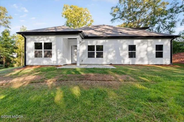 a view of front of a house with a yard