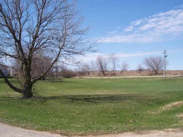 832 Drexel Road Lake Summerset, IL 61019 - Photo 2 of 11 a view of a golf course with a yard