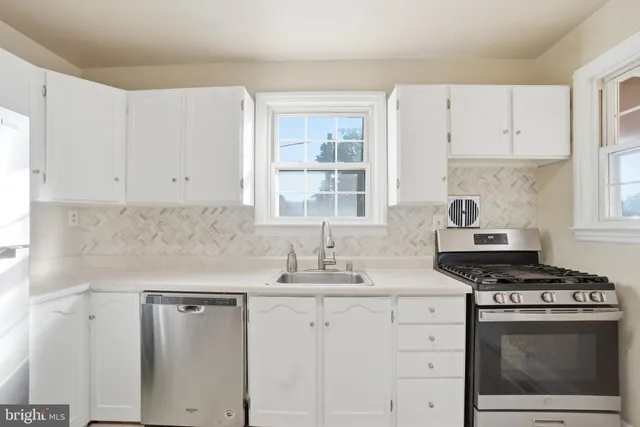 $300,000 | 121 1st Avenue, Halethorpe, MD 21227