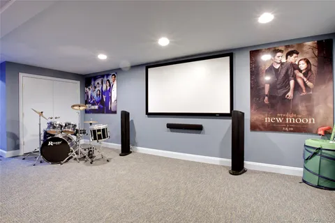 $2,749,000 | 330 Chestnut Drive, East Hills, NY 11576