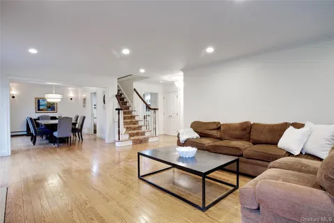 $2,749,000 | 330 Chestnut Drive, East Hills, NY 11576