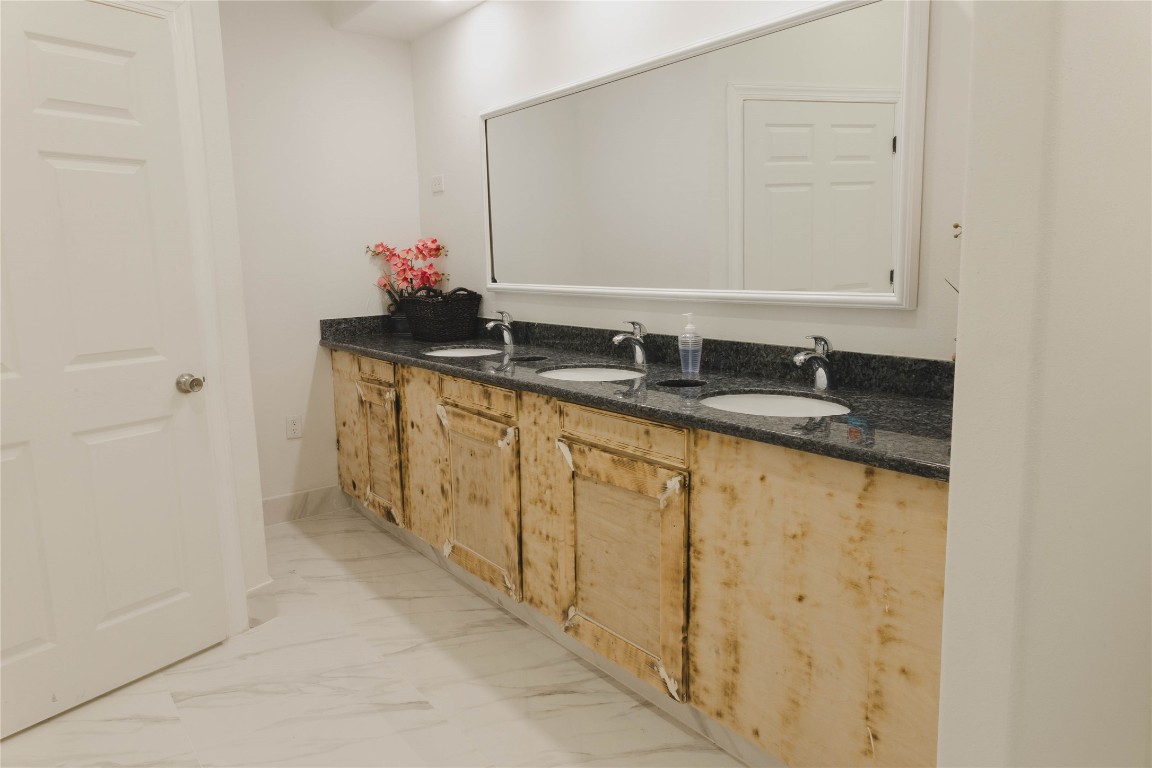 918 Fresa Road Pasadena, TX 77502 - Photo 35 of 47 Ladies Vanity