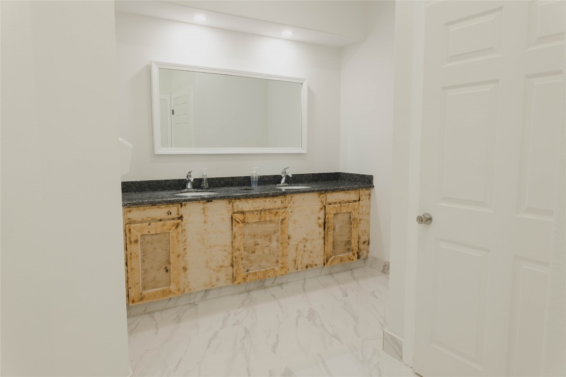 918 Fresa Road Pasadena, TX 77502 - Photo 37 of 47 Men's Vanity