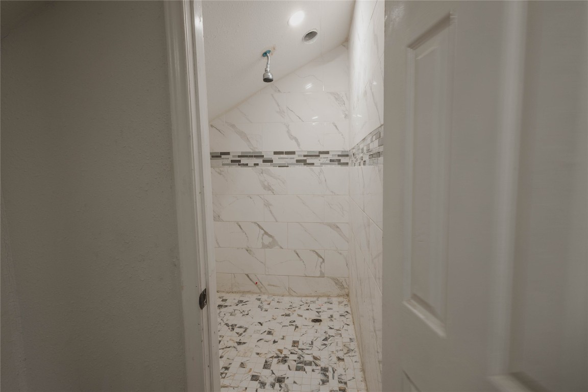 918 Fresa Road Pasadena, TX 77502 - Photo 41 of 47 Venue 2nd Floor Bathroom