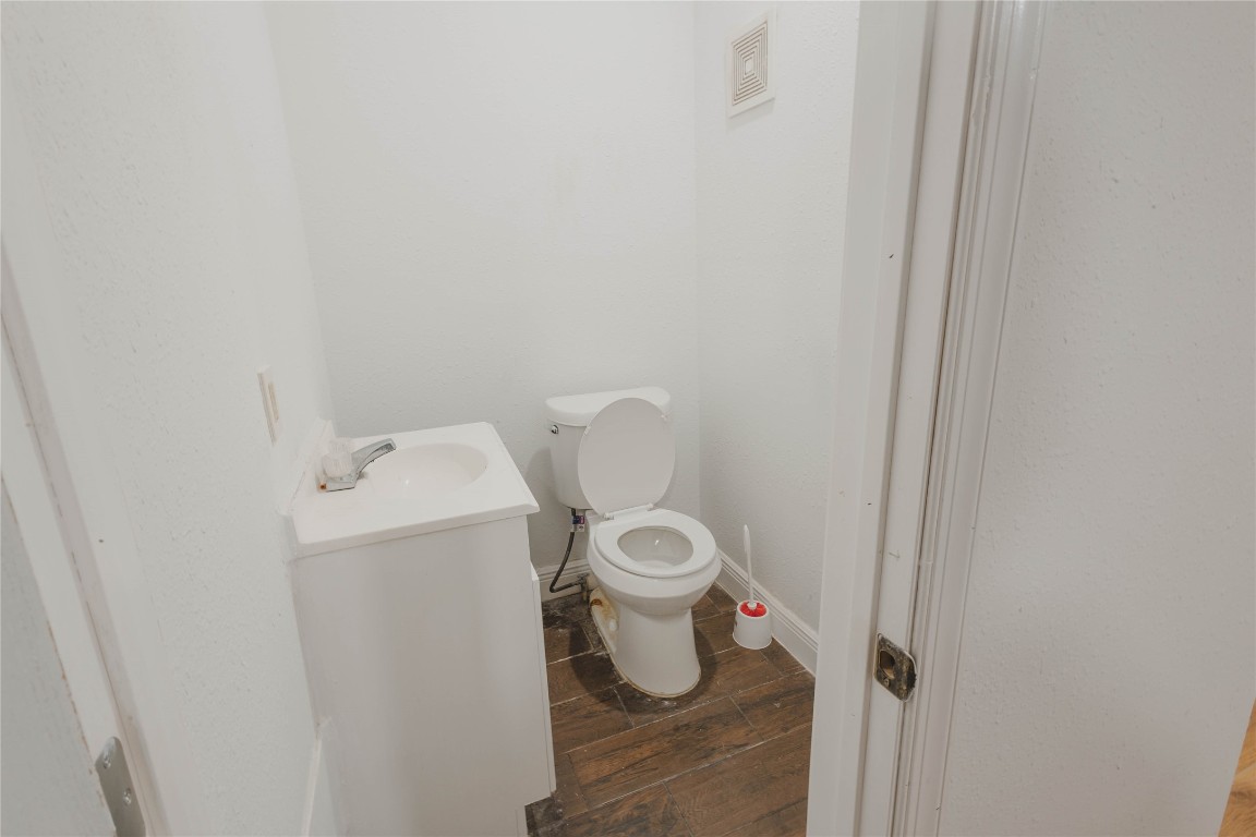 918 Fresa Road Pasadena, TX 77502 - Photo 42 of 47 Venue 2nd Floor Bathroom