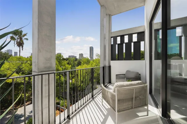 $1,985,000 | 94 Southwest 28th Road, Unit 3, Miami, FL 33129