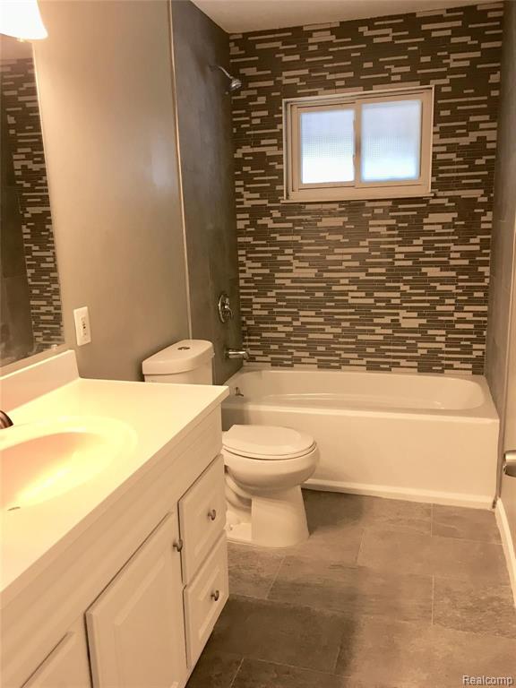 7238 Superior Street Center Line, MI 48015 - Photo 10 of 24