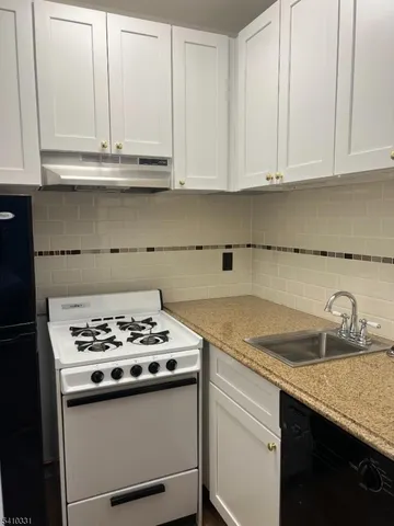 $1,800 | 15 Montclair Avenue, Unit 2, Montclair, NJ 07042
