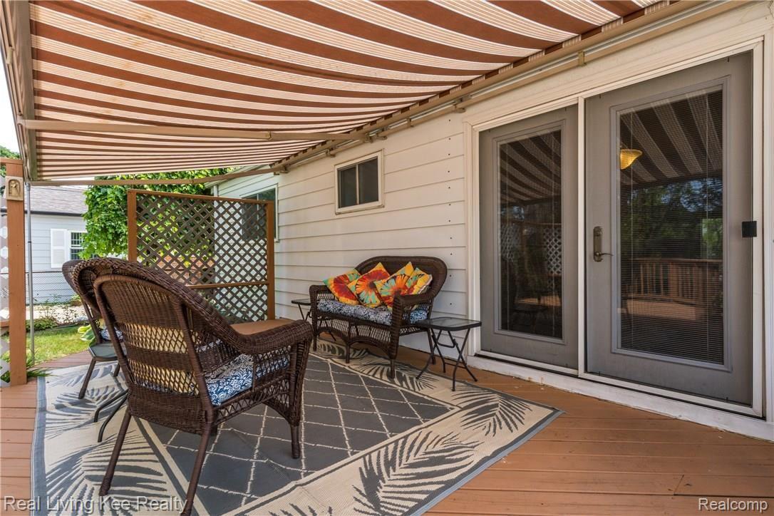 621 Rewold Drive Rochester, MI 48307 - Photo 30 of 34 Super private deck with retractable awning!