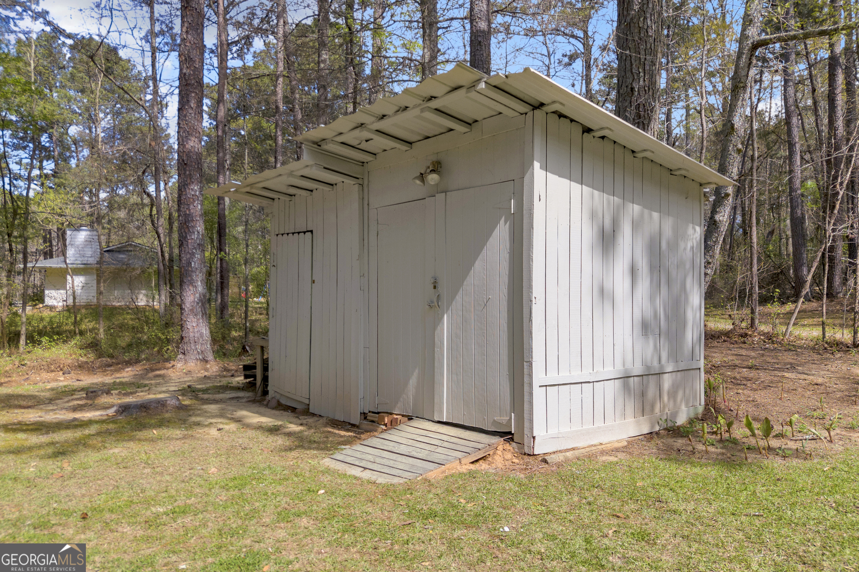 342 Brown Bridge Road Auburn, GA 30011 - Photo 43 of 74 a backyard of a house