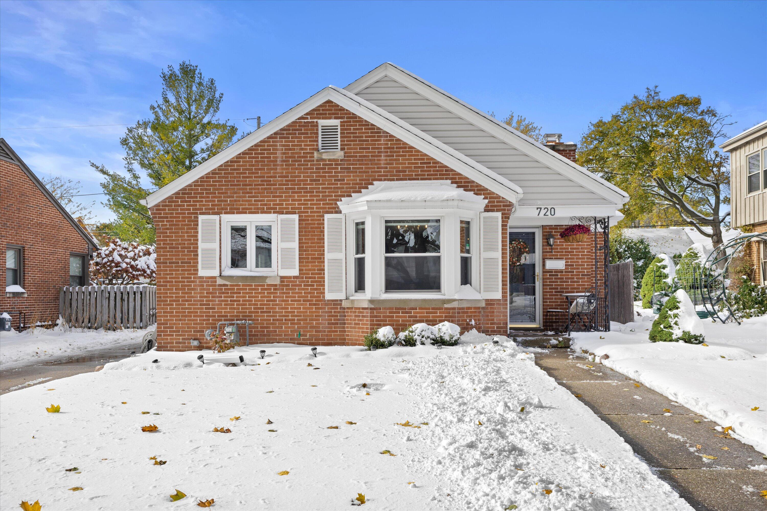 720 Russet Street Racine, WI 53405 - Photo 3 of 27 03-925A9219