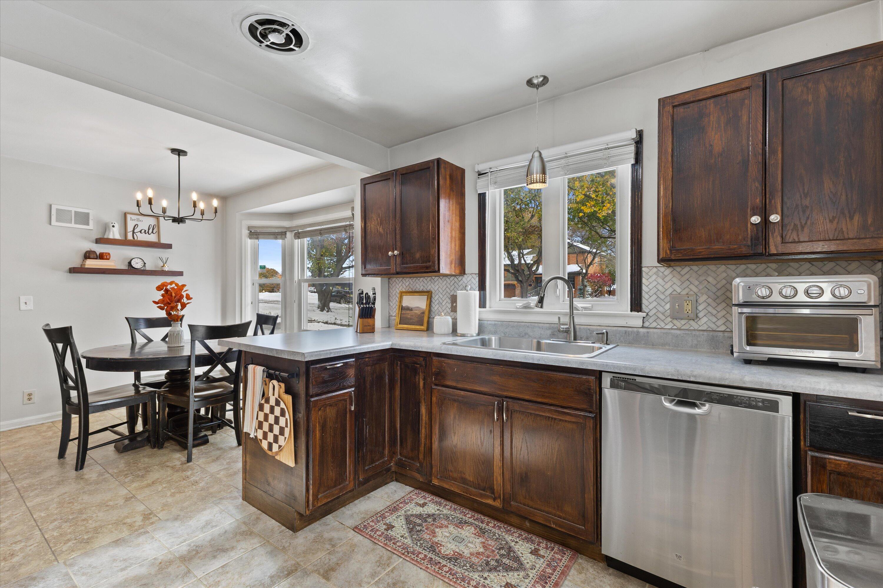 720 Russet Street Racine, WI 53405 - Photo 10 of 27 10-925A9261