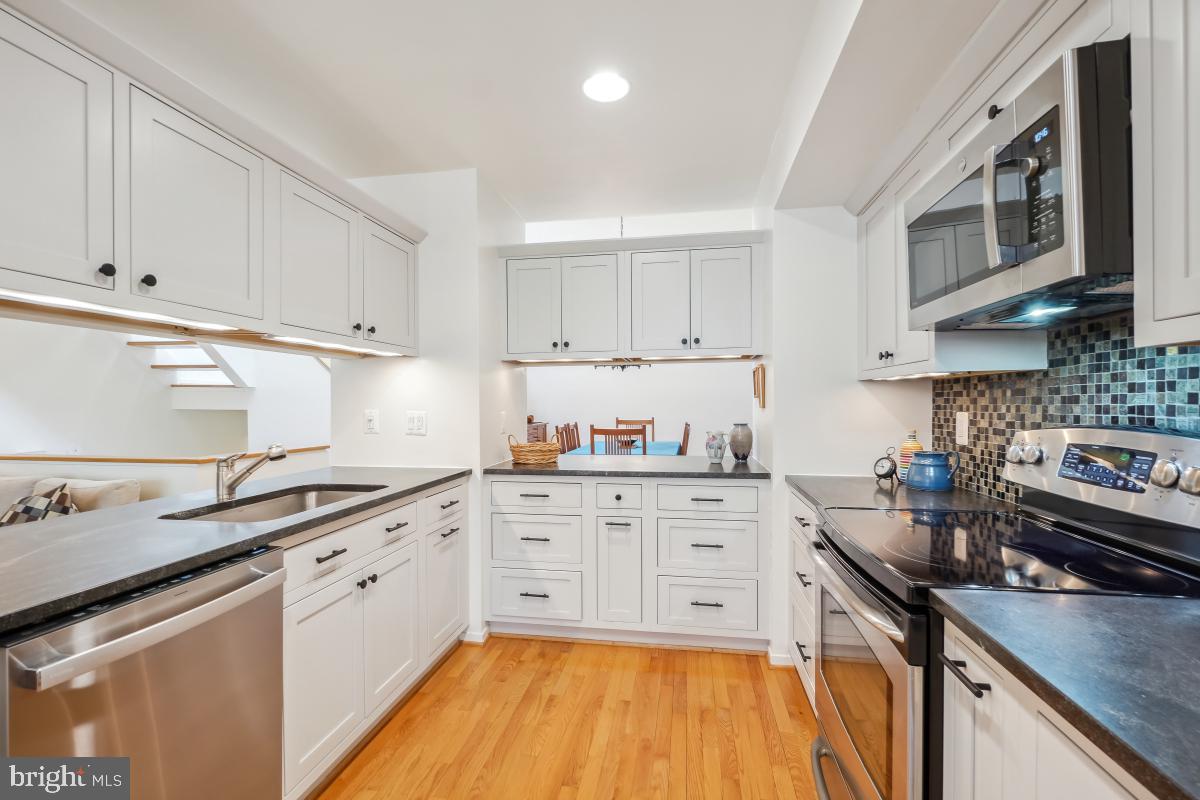 2006 Turtle Pond Drive Reston, VA 20191 - Photo 12 of 49 Gallery Image 12