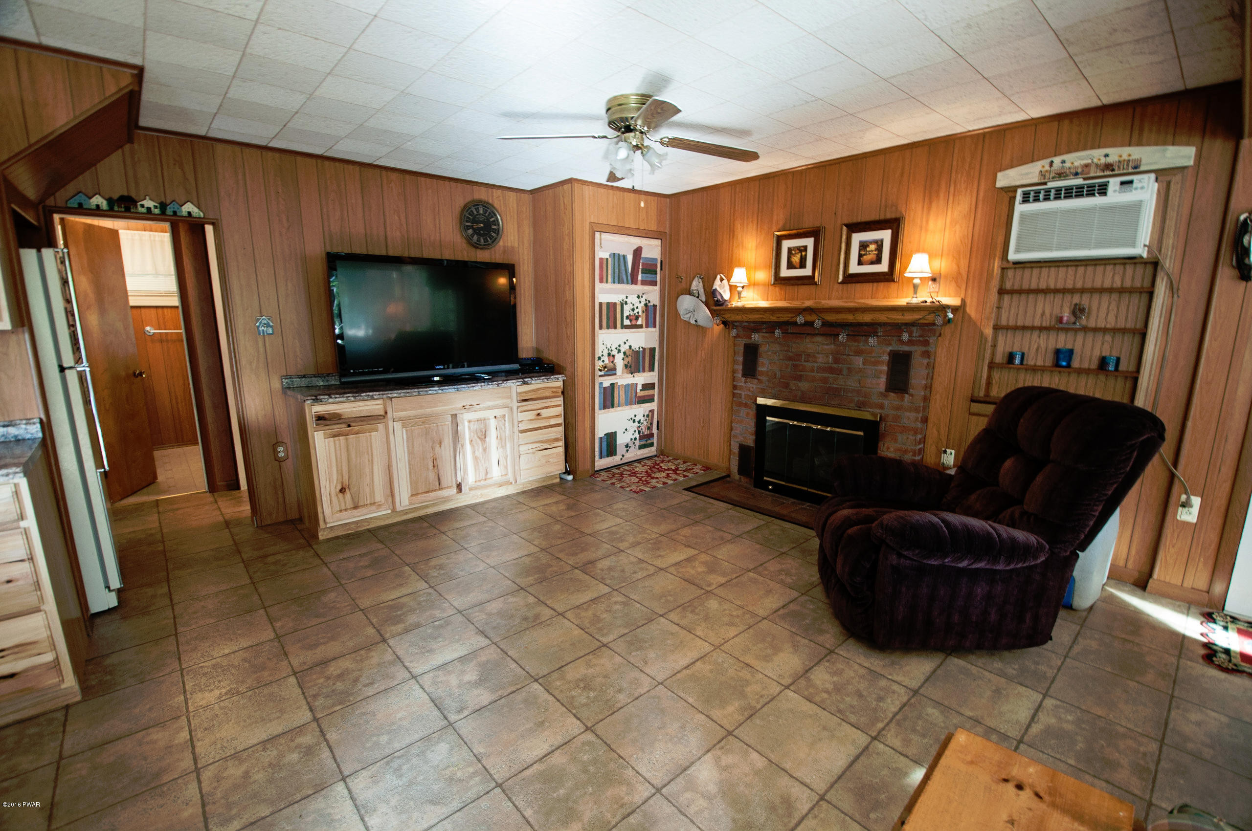 109 River Road Greentown, PA 18426 - Photo 9 of 27 9-Living Room alt view2
