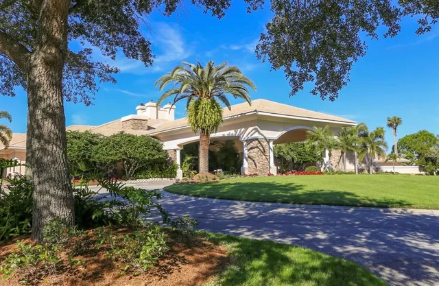 a view of entryway with a front door