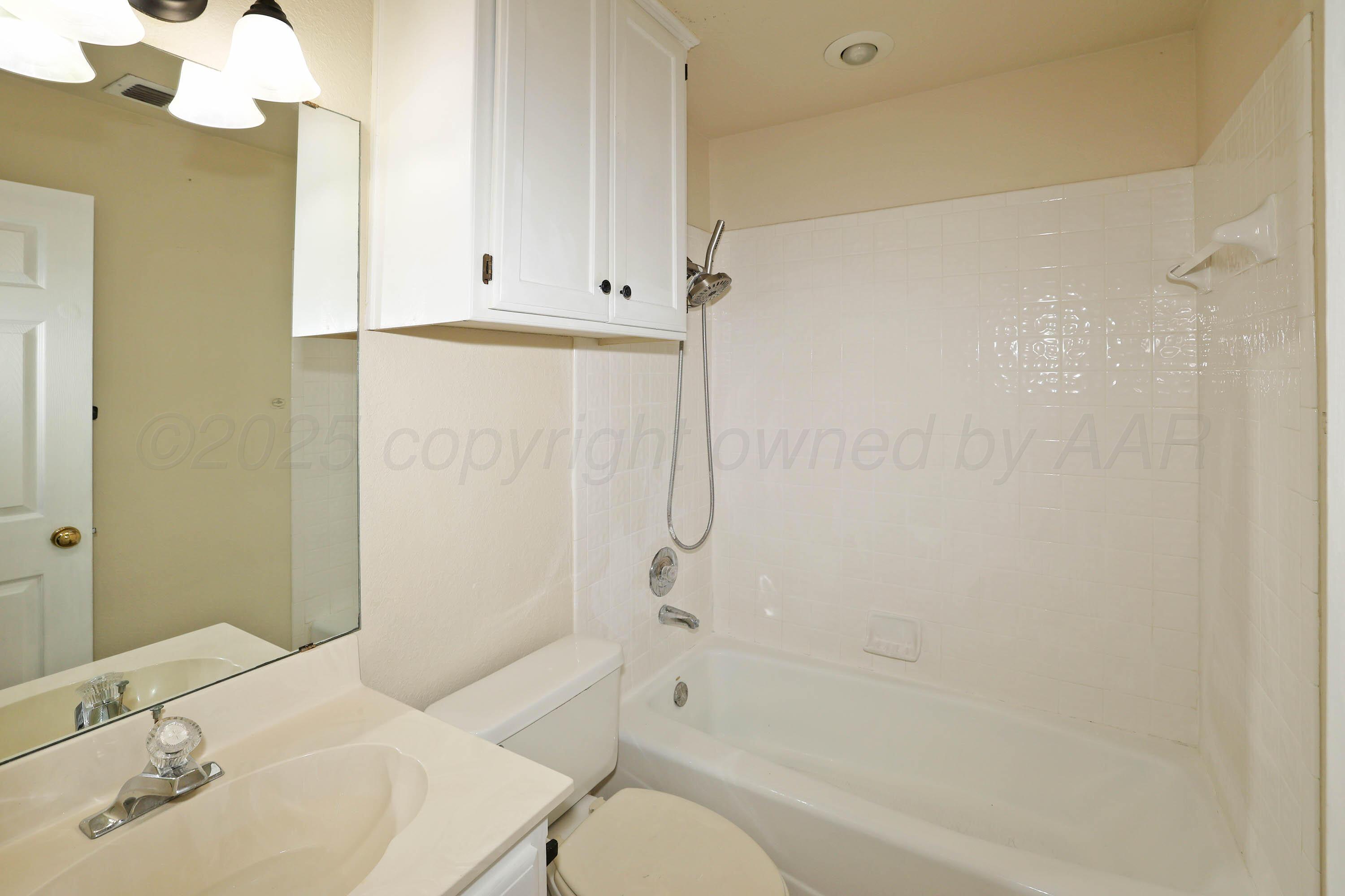 5706 Laguna Drive Amarillo, TX 79110 - Photo 23 of 27 22-Bathroom