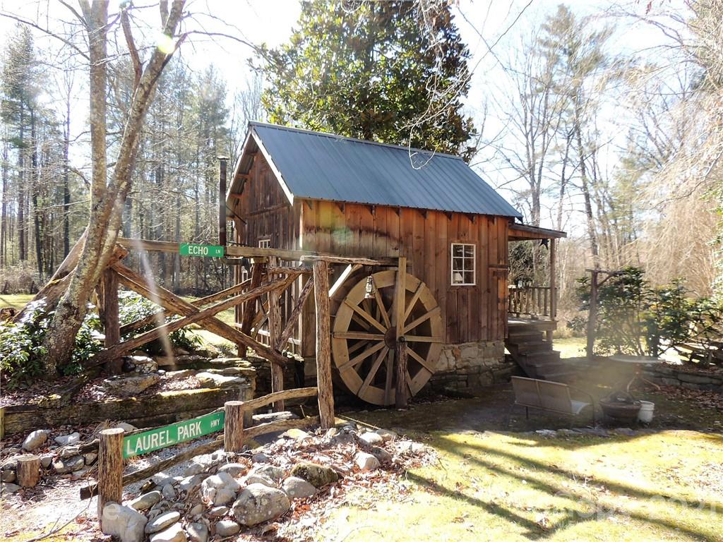21 Country Road Hendersonville, NC 28791 - Photo 4 of 33 Gallery Image 4