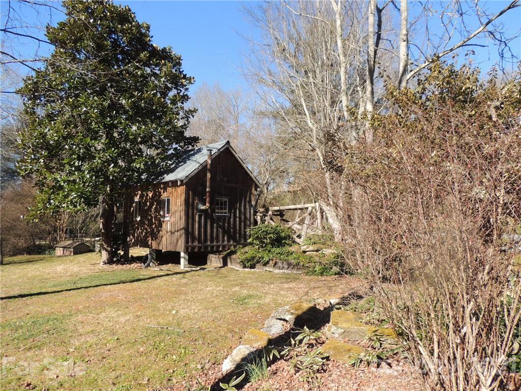 21 Country Road Hendersonville, NC 28791 - Photo 7 of 33 Gallery Image 7