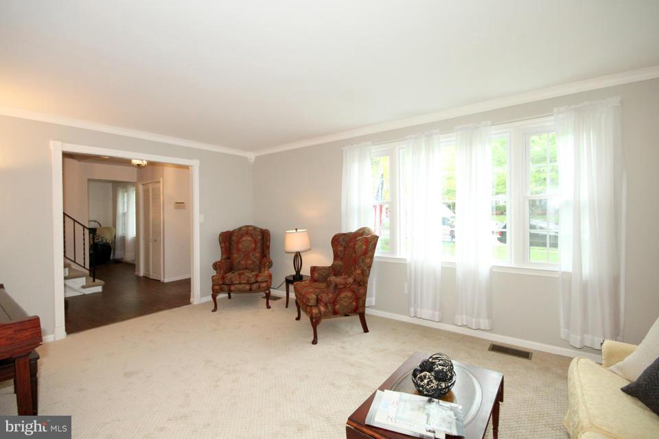 7207 Reservation Drive Springfield, VA 22153 - Photo 4 of 29 Living Room