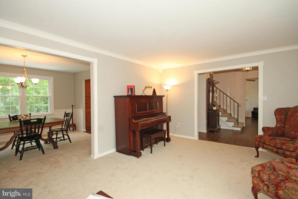 7207 Reservation Drive Springfield, VA 22153 - Photo 5 of 29 Living Room