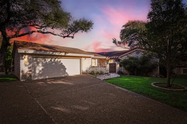 $2,995 | 208 Crescent Bluff, Lakeway, TX 78734