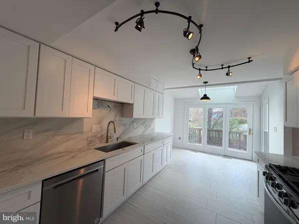 $3,850 | 6236 Walkers Croft Way, Alexandria, VA 22315