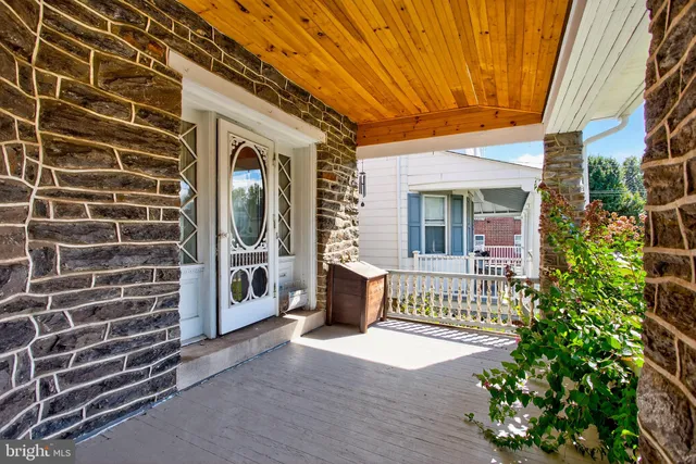 a view of entryway with washer and dryer