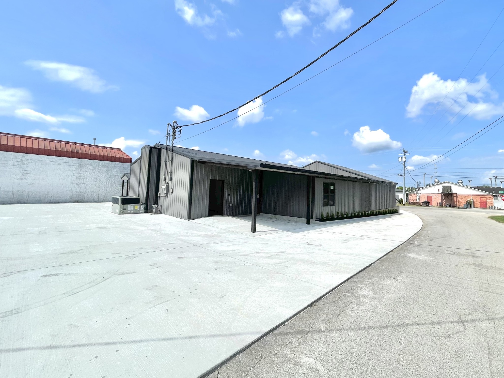 341 Darnell-Mealer Road Lewisburg, TN 37091 - Photo 2 of 12 a view of a hall with a tv