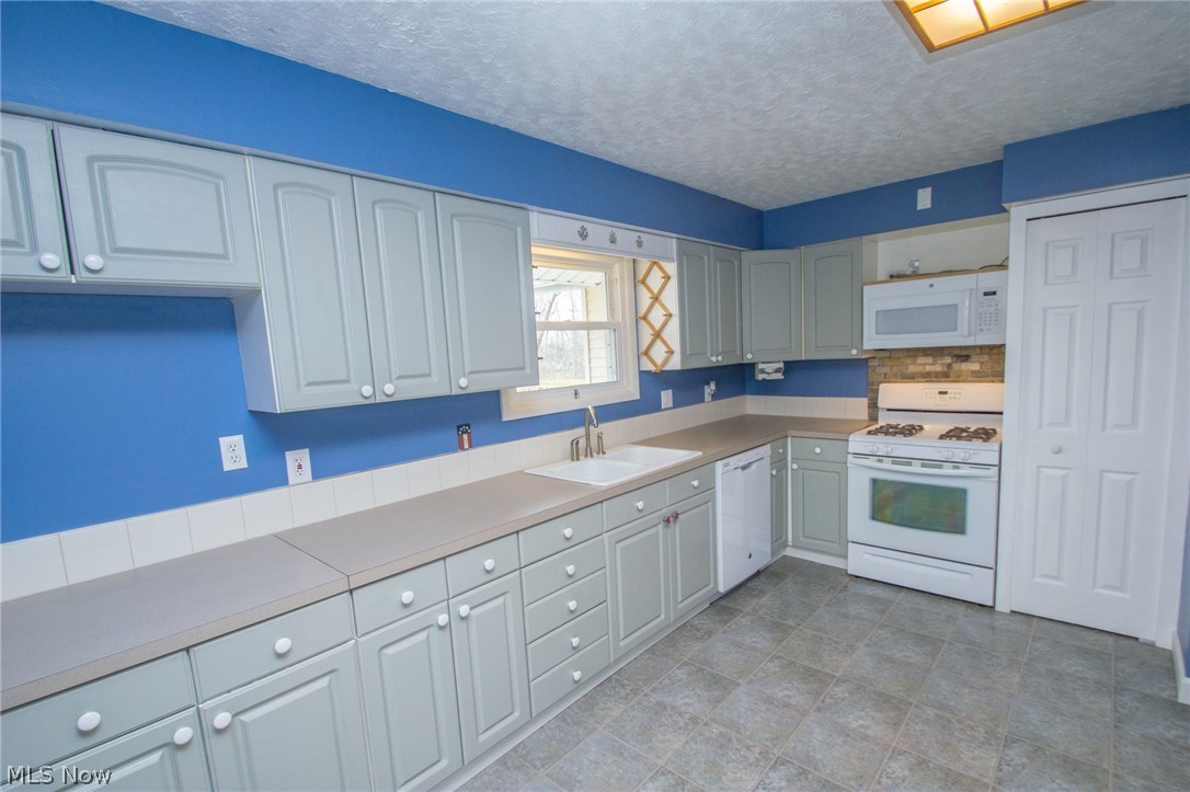 9066 Broadledge Road Macedonia, OH 44056 - Photo 8 of 35 Kitchen view 2