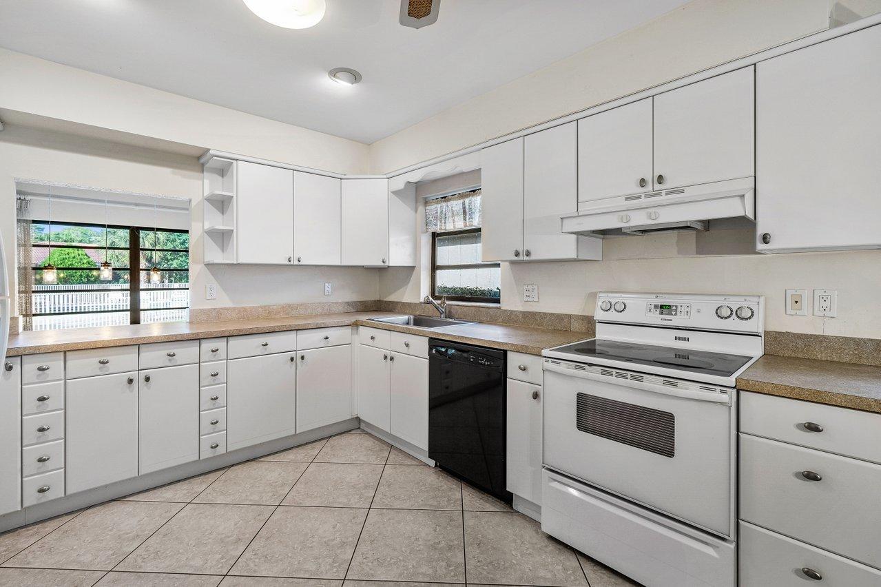 5865 Colony Court Boca Raton, FL 33433 - Photo 9 of 24 012-5865ColonyCourt-BocaRaton-FL-33433-S