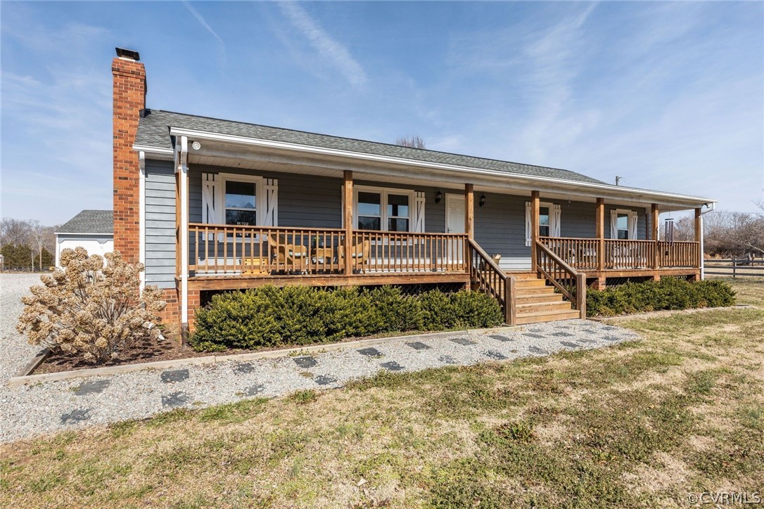 11054 Georgetown Road Mechanicsville, VA 23116 - Photo 1 of 50 a front view of a house with garden