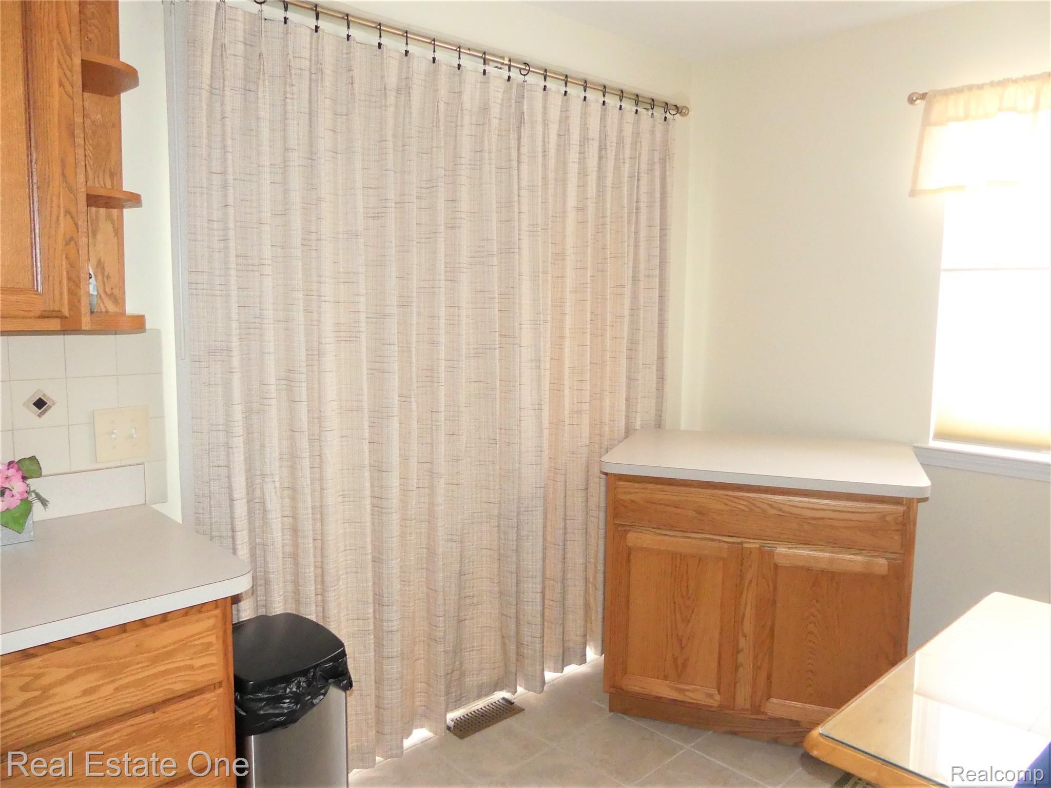 23913 Carter Road, Unit 26 Trenton, MI 48183 - Photo 14 of 29 P1020744.JPG