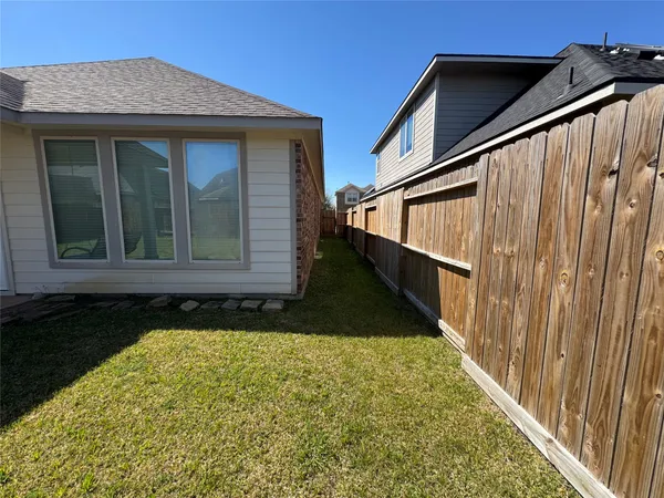 a view of a house with backyard and porch