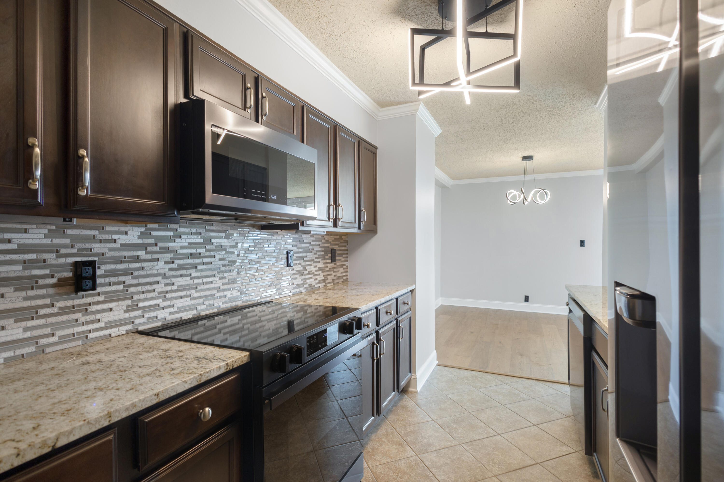 1131 Stringers Ridge Road, Unit 9J Chattanooga, TN 37405 - Photo 11 of 47 Kitchen