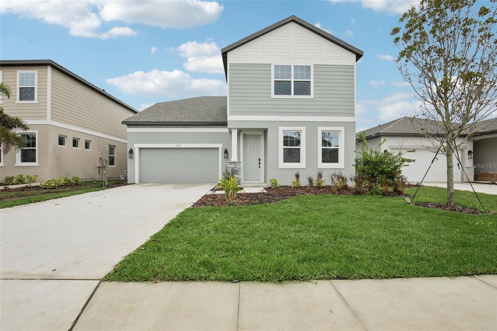 a view of a yard in front of a house